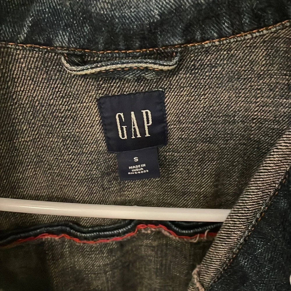 Gap dark blue denim jean jacket, slightly cropped length, size S - Picture 2 of 6